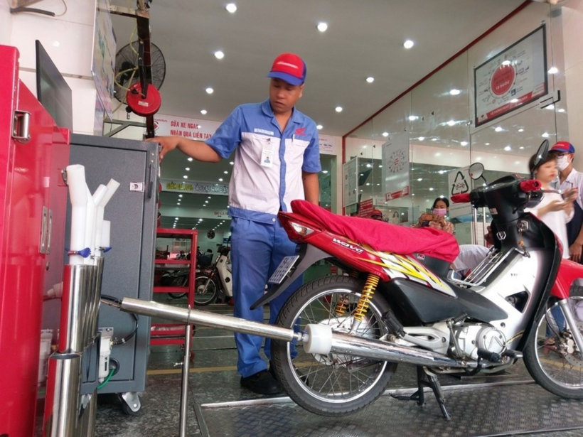 Kiểm tra chất lượng khí thải xe máy ở Hà Nội (Ảnh: Minh Quân).