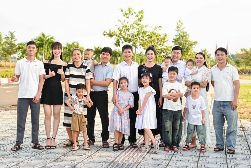 Gia đình em trai ruột chị Loan, gia đình chị họ, bố mẹ chồng chị, gia đình chị và em trai chồng thứ ba của chị Loan (từ trái sang).