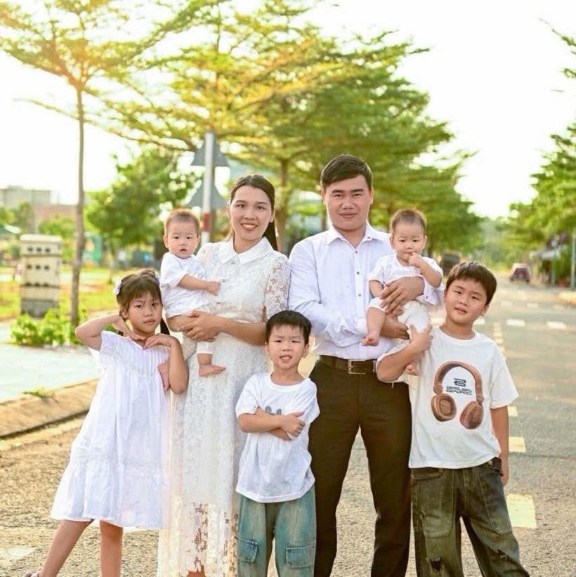 Chị Loan (ngoài cùng bên phải) bên chồng, bố mẹ chồng và các con.
