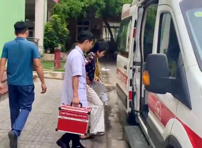 Bệnh nhi Ph.Th.L.Nh. được xe cấp cứu Bệnh viện Nhi Thanh Hóa đưa đến điểm thi. Ảnh: Công lý