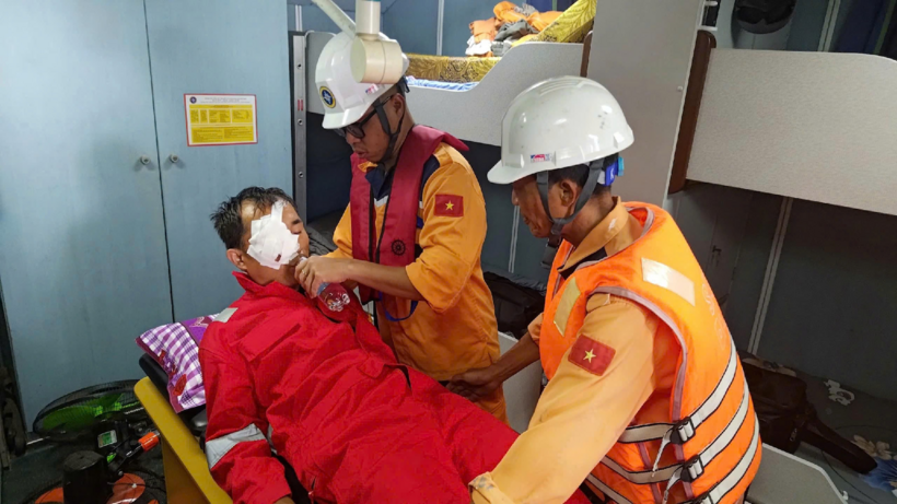 Bệnh nhân được sơ cứu y tế trên tàu SAR 273