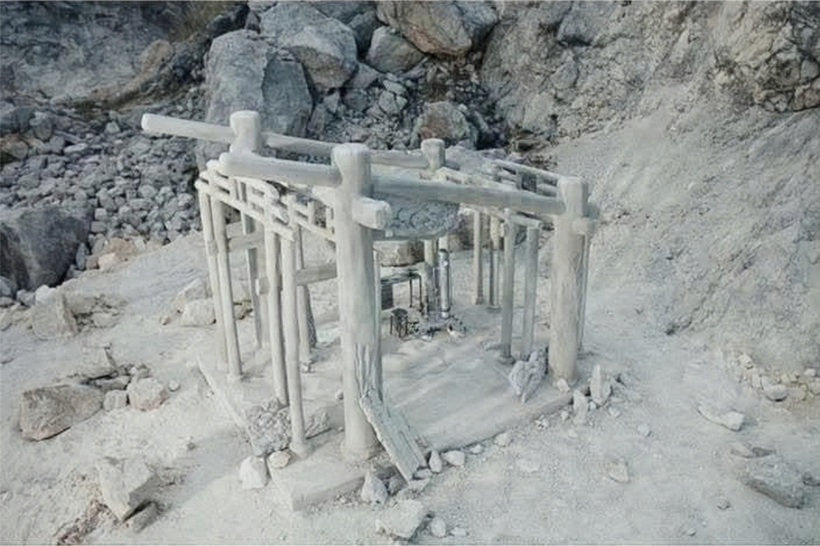 Di tích xuất hiện trong MV (ảnh dưới) có nhiều điểm tương đồng với tác phẩm "Vestige of the Land" (phía trên). Ảnh: Tư liệu, chụp màn hình