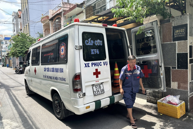 Xe cứu thương có mặt tại hiện trường. Ảnh: Dân Trí