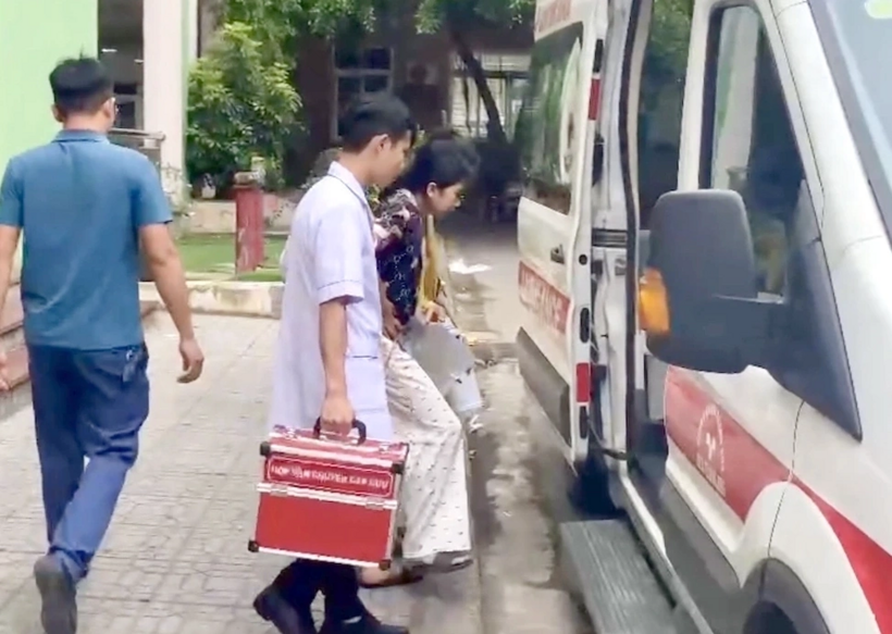 Nữ sinh được y bác sĩ Bệnh viện Nhi Thanh Hoá dìu đến điểm thi hôm 5/6. Ảnh: VnExpress