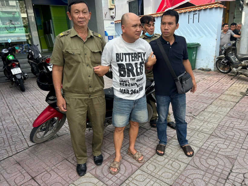 Bắt đối tượng truy nã. (Ảnh: Công an)