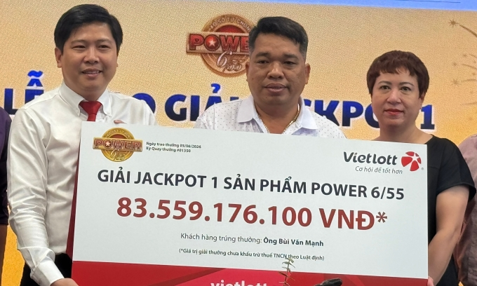 Anh Bùi Văn Mạnh (giữa) nhận Jackpot hơn 83 tỷ đồng, chiều 5/6. Ảnh:&nbsp;Anh Tú