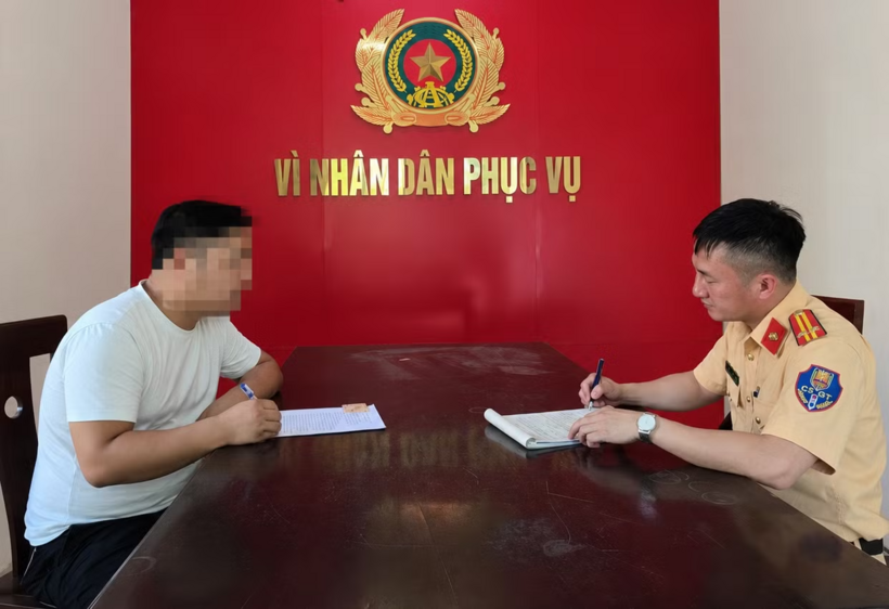 Anh T. tại cơ quan Công an. (Ảnh: Tiền phong)