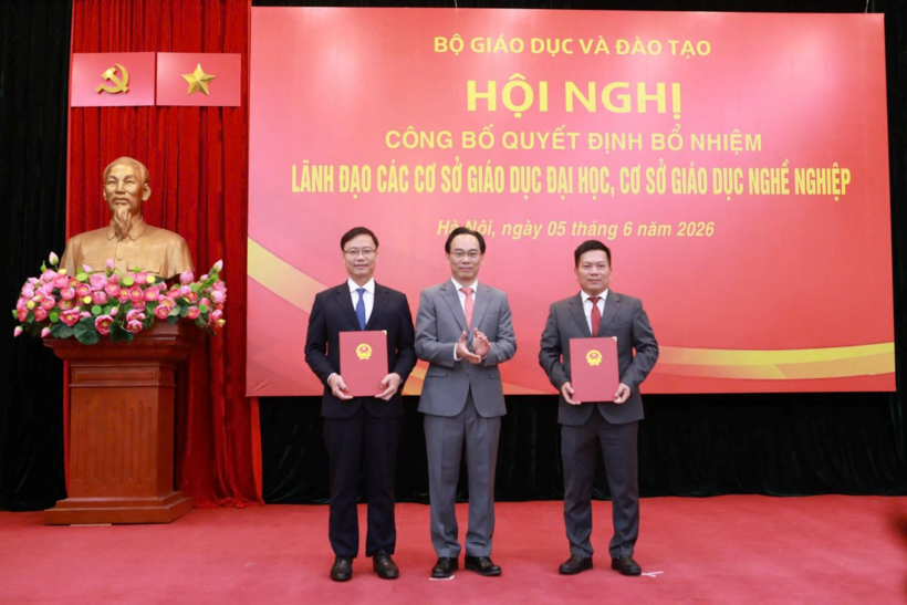 Bộ trưởng Hoàng Minh Sơn trao quyết định bổ nhiệm cho lãnh đạo Đại học Kinh tế Quốc dân./ Ảnh: TTO