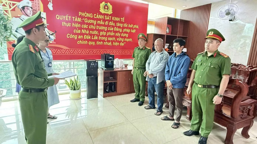 Cơ quan chức năng tống đạt các quyết định tố tụng đối với 2 đối tượng. Ảnh: Tiền Phong