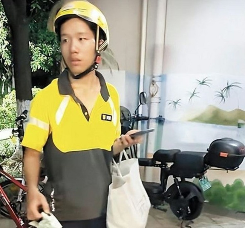Thang Vĩ hằng ngày đi giao đồ ăn để kiếm tiền lo trang trải học phí cho năm học đầu tiên. Ảnh: SCMP