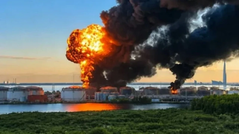 Hỏa hoạn xảy ra tại Cảng dầu St. Petersburg sau cuộc tấn công bằng máy bay không người lái của Ukraine vào sáng sớm ngày 3/6/2026. Ảnh: Yenisafak.