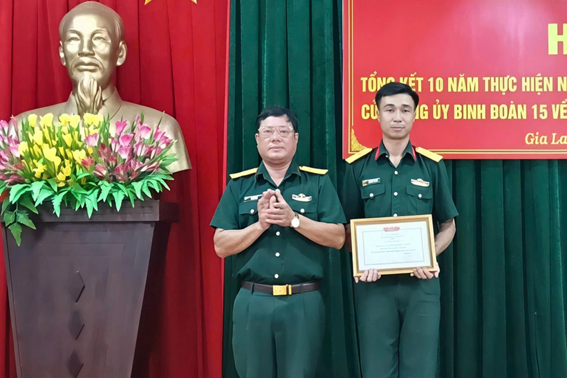 Đoàn Kinh tế - Quốc phòng 710 trao quyết định khen thưởng Thiếu tá Lương Minh Vương Ảnh: Dân Trí
