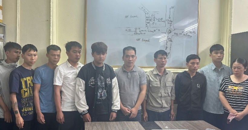 Nhóm đối tượng tại cơ quan công an. (Ảnh: Công an tỉnh Hưng Yên)