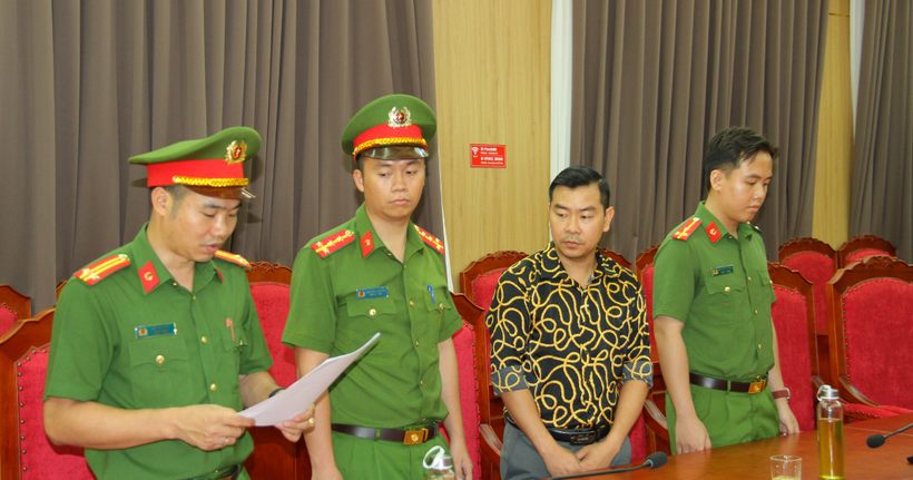Thi hành lệnh bắt bị can để tạm giam đối với Nguyễn Đức Giang. (Ảnh: Công an Lào Cai)
