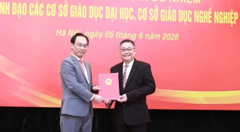 Lãnh đạo Bộ GD&ĐT trao quyết định bổ nhiệm TS. Nguyễn Hữu Thọ (bên phải) giữ chức Hiệu trưởng Trường Đại học Kiên Giang. Ảnh: Tiền phong