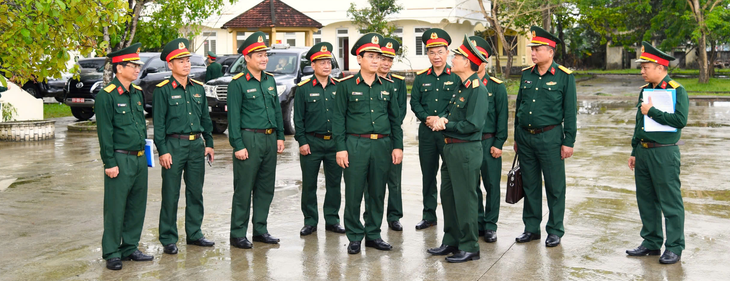 Lãnh đạo Bộ Quốc phòng, Quân khu 5 kiểm tra tại địa điểm mở Trường Thiếu sinh quân miền Trung - Ảnh: KHẢI ĐĂNG