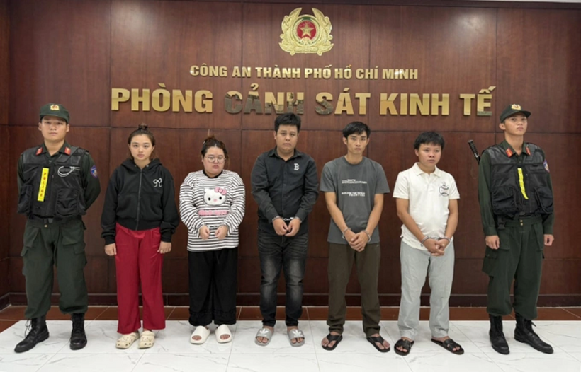 Đặng Phước Đạt (áo trắng bìa phải) cùng đồng phạm. Ảnh: Công an TP HCM/VnExpress