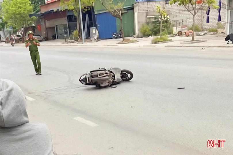 Hiện trường vụ va chạm giữa xe tải với xe máy khiến cô gái 24 tuổi tử vong.