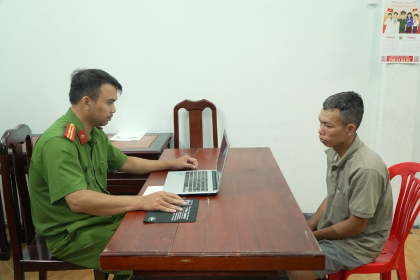 Cơ quan Công an làm việc, lấy lời khai đối tượng Sơn Khang. (Ảnh: Công an Cần Thơ)