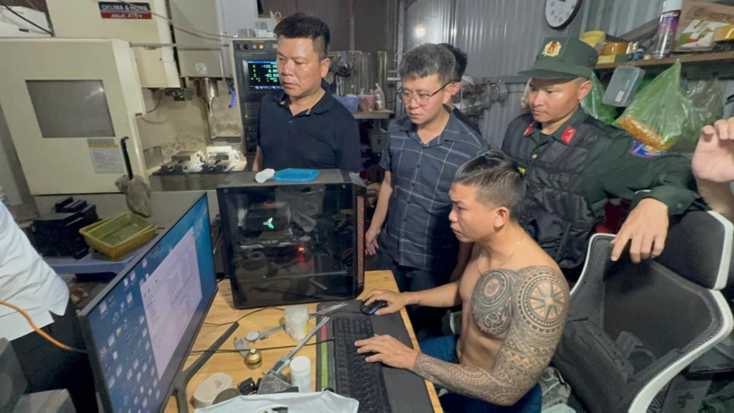 Đối tượng Vũ Mạnh Quyết &nbsp;(TP Đồng Nai) đã thuê mặt bằng, đầu tư hệ thống máy phay CNC, máy tiện CNC để tổ chức sản xuất các bộ phận, linh kiện cấu thành súng hơi nén PCP. (Ảnh: Công an tỉnh Hà Tĩnh)