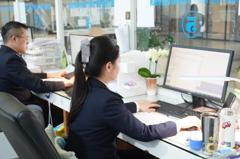 Bộ Tài chính bỏ 10 thủ tục trong lĩnh vực hải quan, kinh doanh hàng miễn thuế. (Ảnh: Tạp chí Kinh tế - Tài chính)