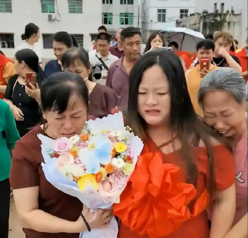Sau 22 năm bỏ nhà đi, Liu Xiuhong cuối cùng cũng được đoàn tụ với cha mẹ. Ảnh: Elephant News