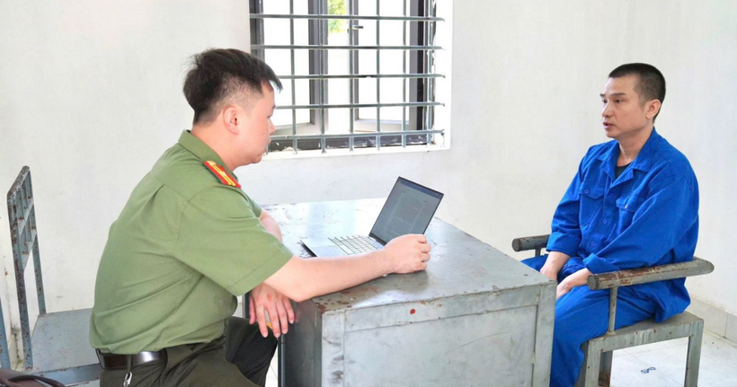 Cơ quan Công an làm việc với đối tượng Nguyễn Văn Tùng. (Ảnh: Công an Phú Thọ)
