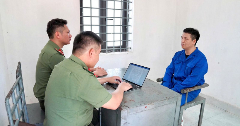 Cơ quan Công an làm việc với đối tượng Yang Yifeng (Trung Quốc). (Ảnh: Công an Phú Thọ)