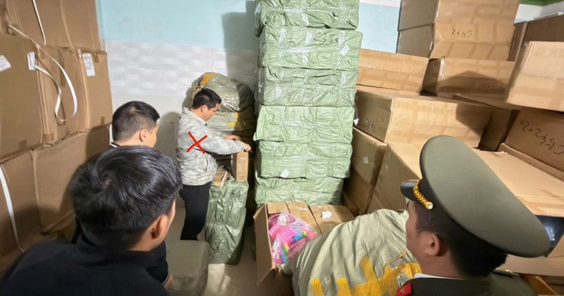 Cơ quan Công an tiến hành khám xét và thu giữ tang vật tại kho hàng (xã Hoàng Văn Thụ, tỉnh Lạng Sơn) của đối tượng Yang Yifeng (người Trung Quốc)