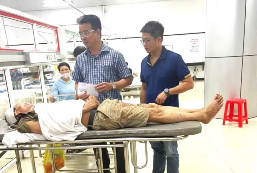 Lãnh đạo UBND phường Thành Nhất thăm hỏi nạn nhân bị cây cổ thụ ngã đè trúng. (Ảnh: Tiền phong)