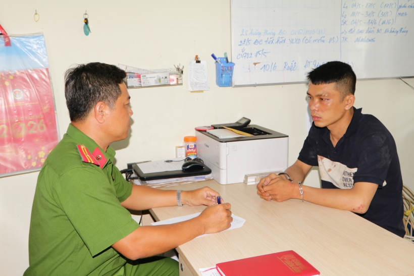 Công an xã Ba Sao đang làm việc với Luân về hành vi chống người thi hành công vụ (Ảnh: Công an Đồng Tháp).