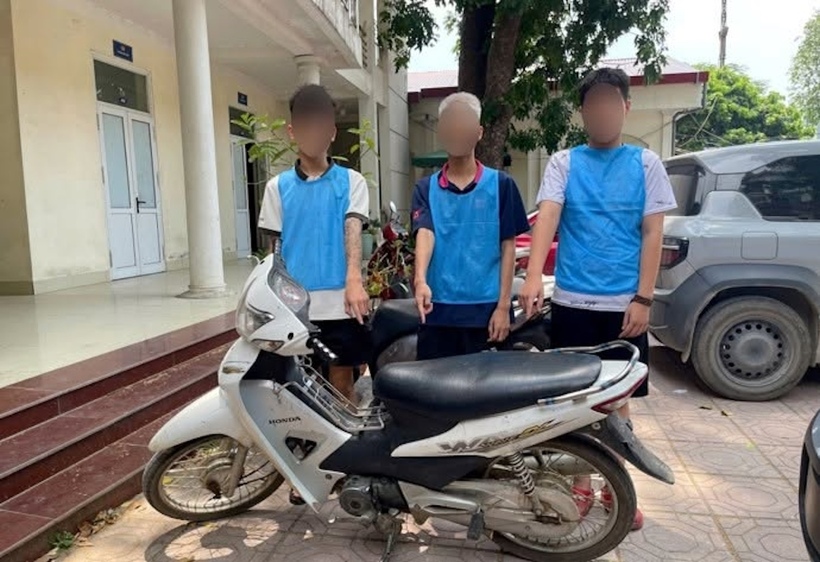 Các đối tượng cùng tang vật tại cơ quan Công an. Ảnh CACC