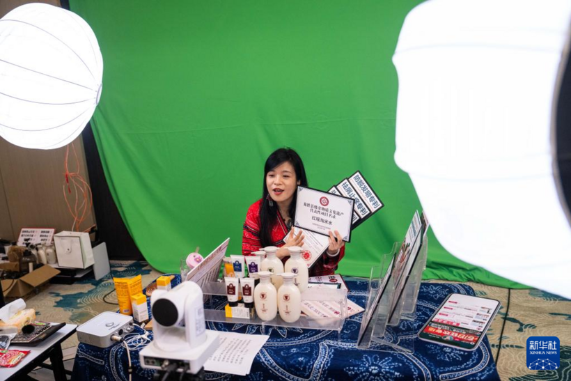 Một buổi livestream bán hàng của người dân trong làng. (Ảnh: Tân Hoa Xã)