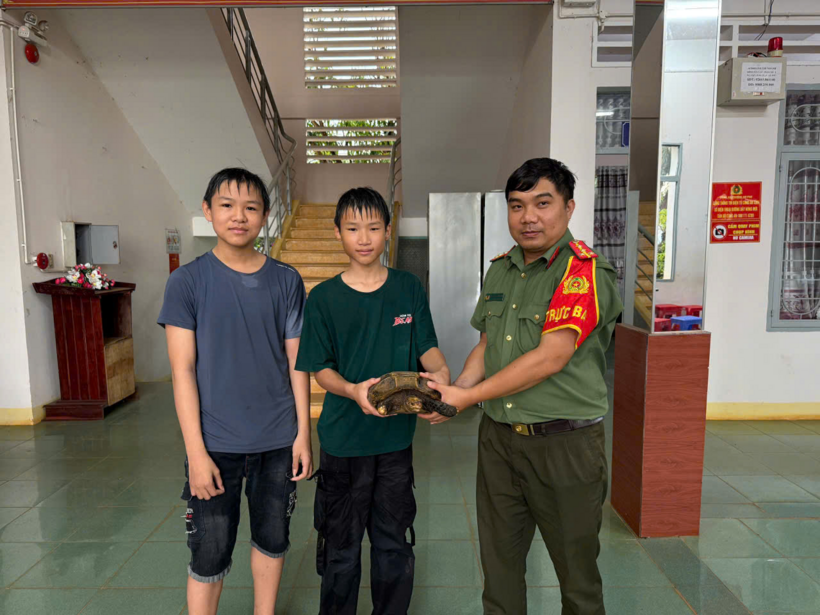 Học sinh phường An Phú tự giác bàn giao động vật hoang dã cho cơ quan chức năng. (Ảnh: Công an tỉnh Gia Lai)