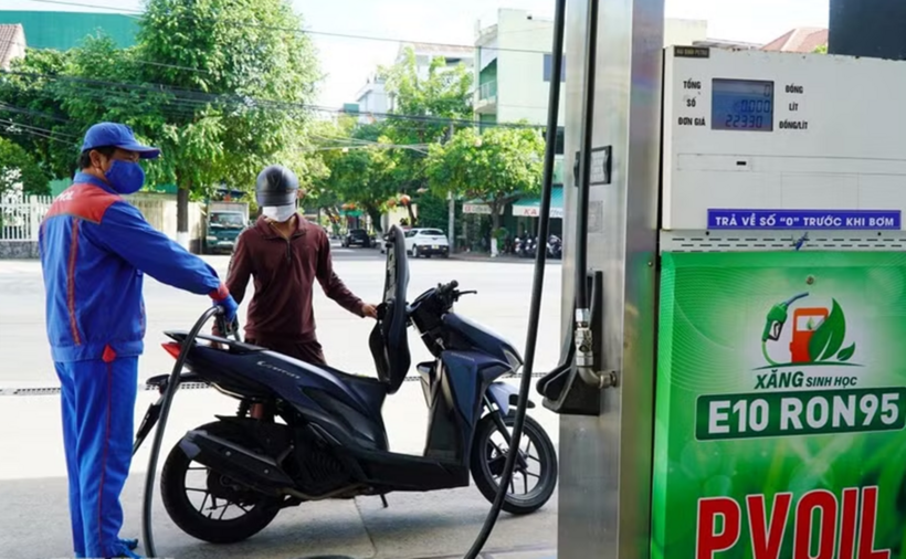Một điểm bán xăng E10 RON95. (Ảnh: TTXVN)