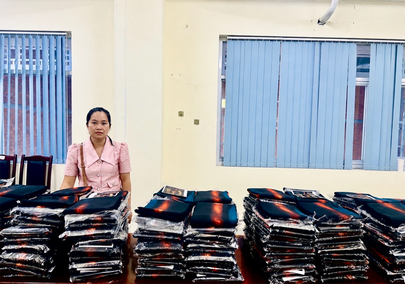 Hoàng Thị Bích Ngọc và hàng hóa vi phạm tại Cơ quan CSĐT. (Ảnh: Công an TP.HCM)