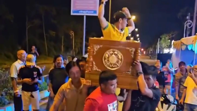 Hình ảnh người sống ngồi trong quan tài được người khác khiêng rất phản cảm, gây xôn xao dư luận. Ảnh: PLO
