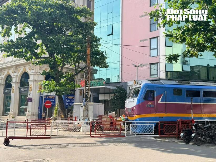 CSGT Hà Nội tăng cường kiểm tra, xử lý các hành vi vi phạm an toàn giao thông tại khu vực đường ngang đường sắt.