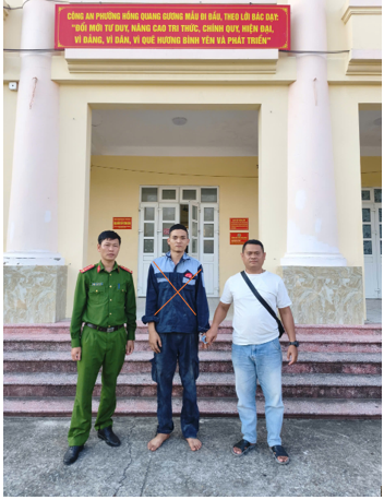 Công an phường Hồng Quang đã bàn giao đối tượng Lâm Hoàng Phong cho Cơ quan Cảnh sát điều tra Công an tỉnh Đắk Lắk. (Ảnh: Công an tỉnh Ninh Bình)