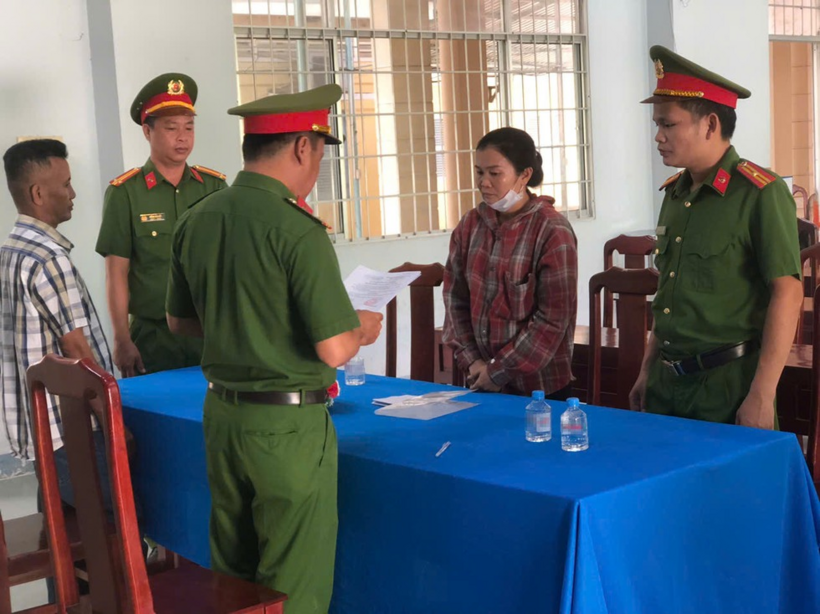 Bị can Trần Thị Tuyết Nhi nghe đọc lệnh khởi tố và bắt tạm giam. Ảnh: Thanh Niên