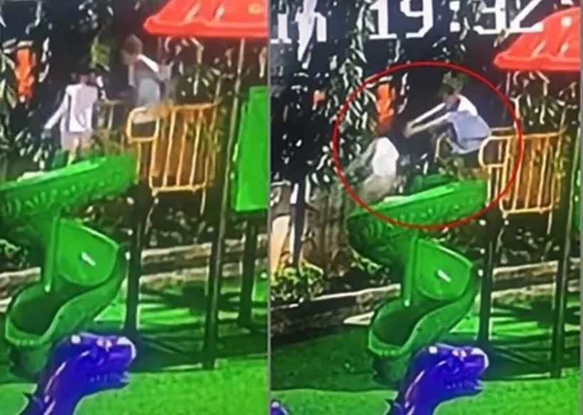 Hình ảnh bé gái bị đẩy ngã được camera ghi lại
