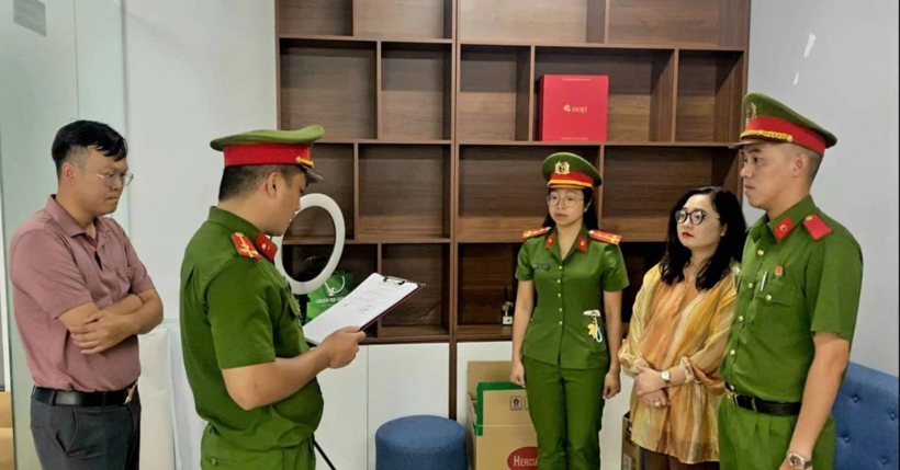 Cơ quan Cảnh sát điều tra tống đạt Quyết định khởi tố bị can đối với Lê Thị Oanh. Ảnh: Công an Đà Nẵng