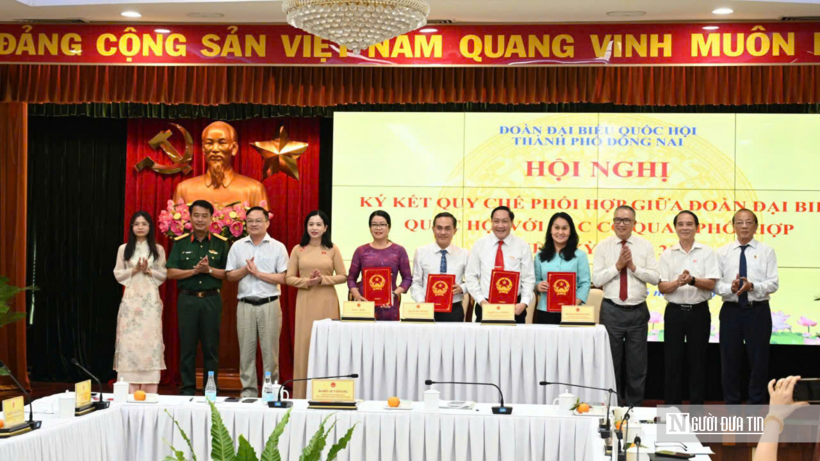 Lãnh đạo Đoàn Đại biểu Quốc hội Tp.Đồng Nai cùng đại diện các cơ quan, đơn vị tham gia ký kết quy chế phối hợp, tạo cơ sở tăng cường sự gắn kết trong thực hiện nhiệm vụ chính trị.