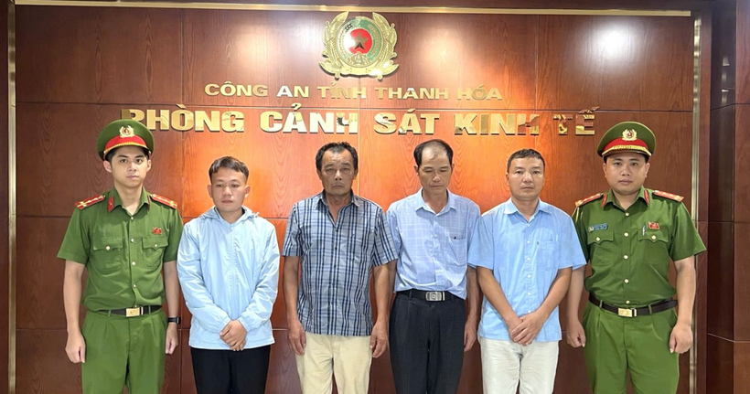 Cơ quan CSĐT Công an tỉnh Thanh Hóa thi hành Quyết định khởi tố vụ án, khởi tố bị can về tội “Vi phạm quy định về an toàn thực phẩm” theo Điều 317 Bộ luật hình sự. (Ảnh: Công an Thanh Hóa)