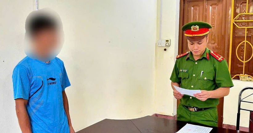 Cơ quan Cảnh sát điều tra Công an tỉnh tống đạt các quyết định khởi tố vụ án, khởi tố bị can đối với P.V.S. (Ảnh: Công an Cao Bằng)