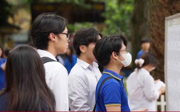 Công an Hà Nội đề nghị các điểm thi khuyến cáo học sinh mặc trang phục gọn gàng, hạn chế tối đa việc mặc quần áo rộng, dài, nhiều lớp hoặc nhiều túi khi đi thi. Ảnh minh họa