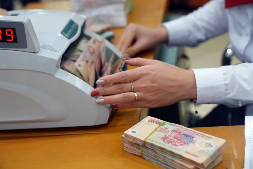 Bị can Trần Khánh Huyền (cựu nhân viên ngân hàng) bị cáo buộc truy cập vào phần mềm nội bộ ngân hàng thu thập thông tin gửi cho đối tượng khác thực hiện hành vi lừa đảo. Ảnh minh họa