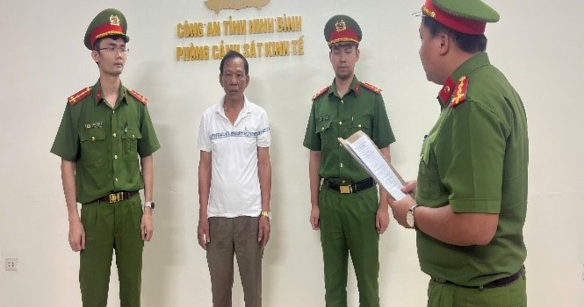 Cơ quan CSĐT tống đạt Quyết định khởi tố bị can Trần Văn Long. (Ảnh: Công an Ninh Bình)