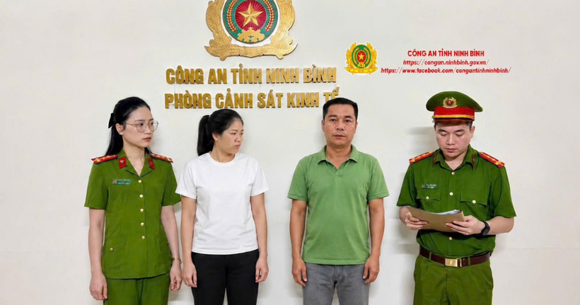 Cơ quan CSĐT công bố Quyết định khởi tố bị can đối với Nguyễn Văn Viện và Ngô Thị Hà. (Ảnh: Công an Ninh Bình).