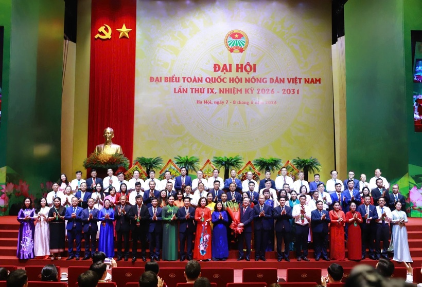 Bà Bùi Thị Minh Hoài - Ủy viên Bộ Chính trị, Bí thư Trung ương Đảng, Bí thư Đảng ủy Mặt trận Tổ quốc và các đoàn thể Trung ương, Chủ tịch Ủy ban Trung ương Mặt trận Tổ quốc Việt Nam tặng hoa chúc mừng Ban Chấp hành Trung ương Hội Nông dân Việt Nam khóa IX, nhiệm kỳ 2026 - 2031 (Ảnh: Hưng Phạm).